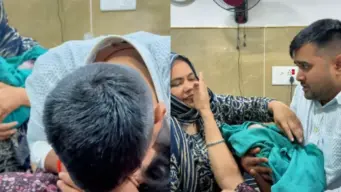 Viral Video : மனைவி தான் முக்கியம்.. குழந்தையை பார்க்காமல் மனைவியை பார்க்க சென்ற கணவர்.. வைரல் வீடியோ!