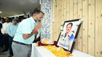 Giridih News : डीसी-एसपी ने दिवंगत मंत्री सुदिव्य कुमार सोनू को दी श्रद्धांजलि
