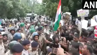 Bihar Police SI Exam: परीक्षा रद्द करने की मांग को लेकर पटना में छात्रों का प्रदर्शन, पुलिस से झड़प
