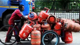 கேஸ் சிலிண்டர் முன்பதிவு விதிகளில் மாற்றம்.. இவர்கள் அக்டோபர் 1 முதல் கூடுதல் கட்டணம் செலுத்த வேண்டும்!