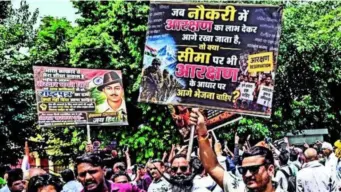 'आरक्षण में सुधार करो' की गूंज, कनॉट प्लेस में जुटे सैकड़ों प्रदर्शनकारी; पुलिस ने कई को हिरासत में लिया