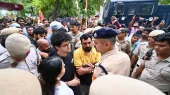 ককরোচ জনতা পার্টি সমর্থকদের উপর লাঠিচার্জ দিল্লিতে