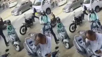 மெடிக்கல் ஷாப்பிற்கு சென்ற கணவர்.. ஸ்கூட்டியில் இருந்த பெண்ணுக்கு காத்திருந்த அதிர்ச்சி.. பட்டப்பகலில் நடந்த பகீர் சம்பவம்.. திக் திக் வீடியோ வைரல்.!!