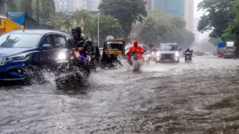 Mumbai Monsoon Wreaks Havoc: Red Alert For Heavy Rain Today As Waterlogging Hits Traffic In Andheri, Santacruz; Forecast