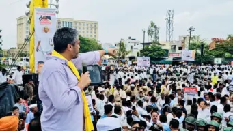 आमदार रोहित पवार यांना ब्रीच कॅण्डी रुग्णालयात उपचारासाठी दाखल करण्यात आले..