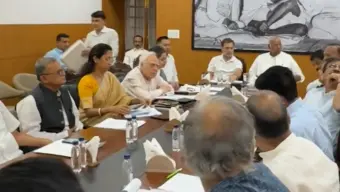 संसद के पास छात्रों पर लाठीचार्ज-आँसूगैस के बाद विपक्ष बोला- 'परीक्षा लेना नहीं आती तो सिंहासन खाली करो'
