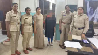 ಮೊಬೈಲ್, ಆಧಾರ್ ಕಳೆದುಕೊಂಡು ಊರಿಗೆ ಮರಳಲು ಕಷ್ಟ ಪಡುತ್ತಿದ್ದ ಯುವತಿ ರಕ್ಷಿಸಿದ 'ಅಕ್ಕ ಪಡೆ'