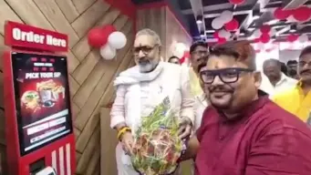 बेगूसराय में KFC उद्घाटन को लेकर चर्चा में गिरिराज सिंह, पुराने 'झटका मीट' बयान का जिक्र कर सोशल मीडिया पर उठे सवाल, कांग्रेस ने भी साधा निशाना