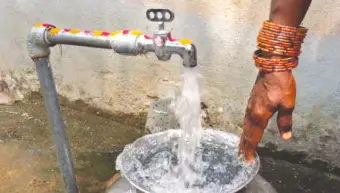 १२ वर्षे जुन्या कूपनलिकेमधून २० दिवसांपासून गरम पाणी !