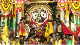 Suna Besa: ଦୁର୍ଲ୍ଲଭ ସୁନାବେଶରେ ଭକ୍ତଙ୍କୁ ଦର୍ଶନ ଦେଲେ ମହାପ୍ରଭୁ, ଶ୍ରୀକ୍ଷେତ୍ର ପାଲଟିଲା ଜନ ସମୁଦ୍ର