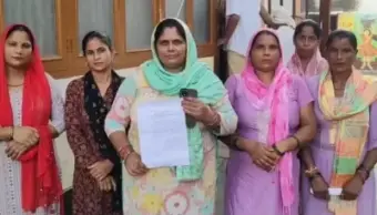 मुजफ्फरनगर में टूटी सड़क और जलभराव से गुस्साई सैनिक विहार की महिलाएं, जिलाधिकारी कार्यालय पर प्रदर्शन