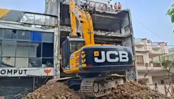 अलीगंज अग्निकांड: 15 लोगों की मौत वाली इमारत पर चलने लगा बुलडोजर
