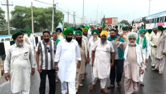 Protesting Punjab growers stopped at Haryana's Bahadurgarh while heading to Delhi