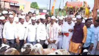 पिंपळीत संत सोपानकाका महाराज पालखीचे मेंढ्यांच्या भव्य रिंगणाने स्वागत; परिसर भक्तिमय