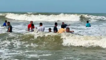Bangladesh Himchari Beach                                                                                    কক্সবাজারের সমুদ্রে নেমে ৩ পর্যটকের মৃত্যু, নিখোঁজ ২