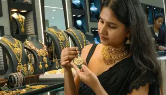 തങ്കം വീണ്ടും പിടിവിട്ടു! സംസ്ഥാനത്ത് സ്വര്‍ണവില വീണ്ടും വര്‍ധിച്ചു; പവന് 1,11,040 രൂപയായി; ആശങ്കയില്‍ വ്യാപാരികള്‍