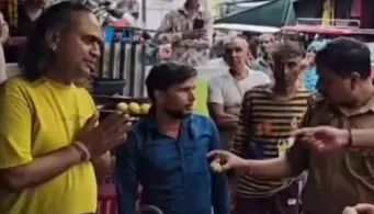 റെയ്ഡിനിടെ സ്വന്തം കടയിലെ ഒരു പലഹാരമെടുത്ത് കഴിക്കാന്‍ കടയുടമയോട് ഉദ്യോഗസ്ഥന്‍; മധുരപലഹാരം കഴിക്കാതെ കൈകള്‍ കൂപ്പി നില്‍ക്കുന്ന വ്യാപാരി; വീഡിയോ വൈറല്‍
