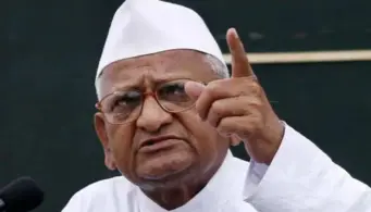 यशाचे श्रेय सरकारला, अपयशाचा ठपका कनिष्ठ अधिकाऱ्यांवर : अण्णा हजारे