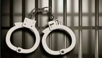 വീട്ടില്‍ വന്നാല്‍ സൗജന്യമായി ട്യൂഷൻ നല്‍കാമെന്ന് വാഗ്ദാനം; വിദ്യാര്‍ഥിനിയോട് മോശമായി പെരുമാറിയ കോളജ് അധ്യാപകനെ ചെരുപ്പുമാല അണിയിച്ച്‌ പരേഡ് ചെയ്യിച്ച്‌ വിദ്യാര്‍ഥികള്‍