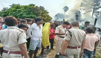 तरुणाच्या हत्येनंतर संतप्त गावकऱ्यांचा हिंसाचार आणि केली आरोपींच्या घरांची जाळपोळ; मोठा पोलिस बंदोबस्त तैनात.
