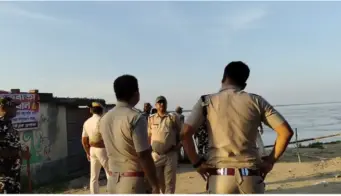 পদ্মার জল বাড়তেই তীব্র ভাঙনের মুখে লালগোলার রাধাকৃষ্ণপুর ও তারানগর এলাকা।