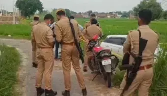विटा आणि दगडांनी ठेचून तरुणाची हत्या; उत्तर प्रदेशातील कौशांबीमध्ये शेतात उभ्या असलेल्या गाडीत आढळला मृतदेह.