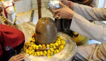 शिवलिंग पर जल चढ़ाते समय इन 5 तरीकों का रखें ध्यान, सावन में ऐसे करें भोलेनाथ का जलाभिषेक