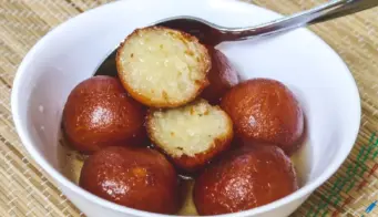 रक्षाबंधन पर भाई का मुंह कराएं मीठा, घर पर बनाएं सॉफ्ट और रसीले मावा गुलाब जामुन