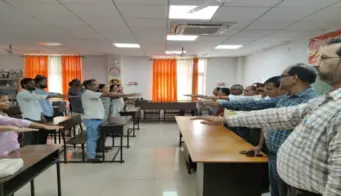 अवध विश्वविद्यालय में नशा मुक्त अभियान में शिक्षकों व विद्यार्थियों ने ली नशामुक्ति की शपथ