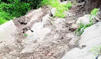 भारी बारिश से रछोल गांव के 20 घरों का संपर्क टूटा - Divya Himachal