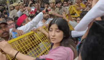 डिंपल यादव, इकरा हसन समेत हिरासत में कई सांसद, समाजवादी पार्टी का दावा