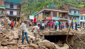 डोडा में बादल फटने से भारी तबाही; बाढ़ में बह गईं कई गाड़ियां, मलबे में दबीं दुकानें; किश्तवार नेशनल हाईवे बंद
