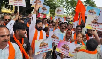 हुब्बळ्ळीत भवानीशंकर मंदिराच्या पुष्करणीवर (कल्याण तळ्यावर) रस्ता बांधण्याच्या विरोधात हिंदु संघटनांकडून आंदोलन !