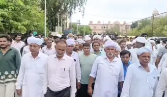 ઓગડના દેવ દરબારમાં વૃદ્ધને મારવાની ઘટનામાં અધૂરી ફરિયાદના આક્ષેપ   :   ચૌધરીસમાજ લાલઘૂમ