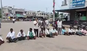 Farmers protest in Minister Ponguleti's constituency in Khammam over power cuts