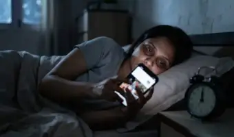 डूमस्क्रॉलिंग से बचने के लिए स्मार्ट डिजिटल हैक्स