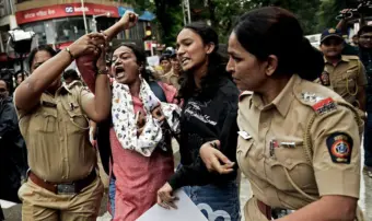 कुणी ठरवलं बायकांची भाषा पुरुषांच्या भाषेपेक्षा वेगळी असायला पाहिजे? - ब्लॉग