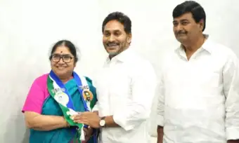 నా భర్త విగ్రహం కూడా పెట్టనివ్వలేదు.. అందుకే వైసీపీలోకి..
