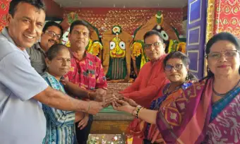 ବରିଷ୍ଠ ସାମ୍ବାଦିକ ଗରୁଡ଼ ଧ୍ଵଜ ଚୌଧୁରୀ ଓ ତାଙ୍କ ପତ୍ନୀ ପାରଳାଖେମୁଣ୍ଡି ଶ୍ରୀଜଗନ୍ନାଥଙ୍କ ନୂତନ ମନ୍ଦିର ନିର୍ମାଣ ପାଇଁ ବରିଷ୍ଠ ସାମ୍ୱାଦିକ 25 ହଜାର ଟଙ୍କା ପ୍ରଦାନ କଲେ