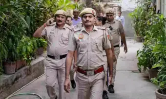 ఢిల్లీలో ఉద్రిక్తత.. పోలీసుల అదుపులోఅభిజీత్ దీప్కే, నేహా బోరా