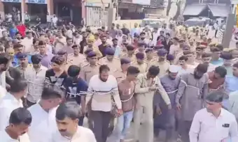 വീട്ടിലേക്ക് കല്ലെറിഞ്ഞെന്ന് ആരോപണം; ഗുജറാത്തില്‍ ഒമ്പത് മുസ് ലിം യുവാക്കളെ കയറുകൊണ്ട് ബന്ധിച്ച്‌ തെരുവിലൂടെ നടത്തിച്ച്‌ പോലിസ്
