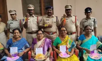Hyderabad: నాగోల్ పోలీసులకు రాఖీ కట్టిన 'సహచరి' మహిళా బృందం!