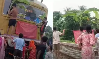 Locals stop running train in Bengal to perform puja