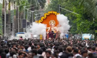 గణేష్ విగ్రహం కూలి ఇద్దరు మృతి, ఐదుగురికి గాయాలు!