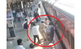 चलती ट्रेन के नीचे जाने से बचा रेल यात्री