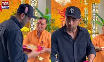 'ডায়েটে আছি!' গণেশের প্রসাদ পাপারাৎজিদের হাতে তুলে দিয়ে ট্রোলের শিকার রণবীর