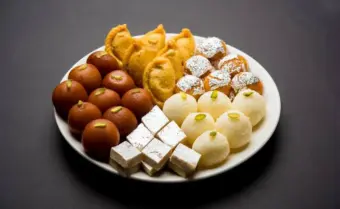 मिठाइयों पर चांदी का वर्क क्यों लगाया जाता है? जानें वजह