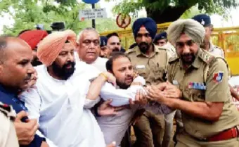 ਕਾਂਗਰਸ ਦਫ਼ਤਰ ਘੇਰਨ ਜਾ ਰਹੇ ਪੰਜਾਬ ਭਾਜਪਾ ਦੇ ਪ੍ਰਧਾਨ ਕੇਵਲ ਸਿੰਘ ਢਿਲੋਂ ਨੂੰ ਪੁਲਿਸ ਨੇ ਲਿਆ ਹਿਰਾਸਤ 'ਚ