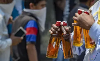 स्टेट एक्साइज डिपार्टमेंट ने गैर-कानूनी शराब बनाने और बेचने के खिलाफ कार्रवाई की