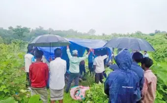उंभरई गावातील कातकरी वस्तीत स्मशानभूमीचा अभाव, मुसळधार पावसात उघड्यावर अंत्यसंस्कार